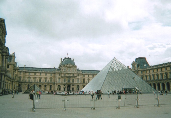 pyramide du Louvre